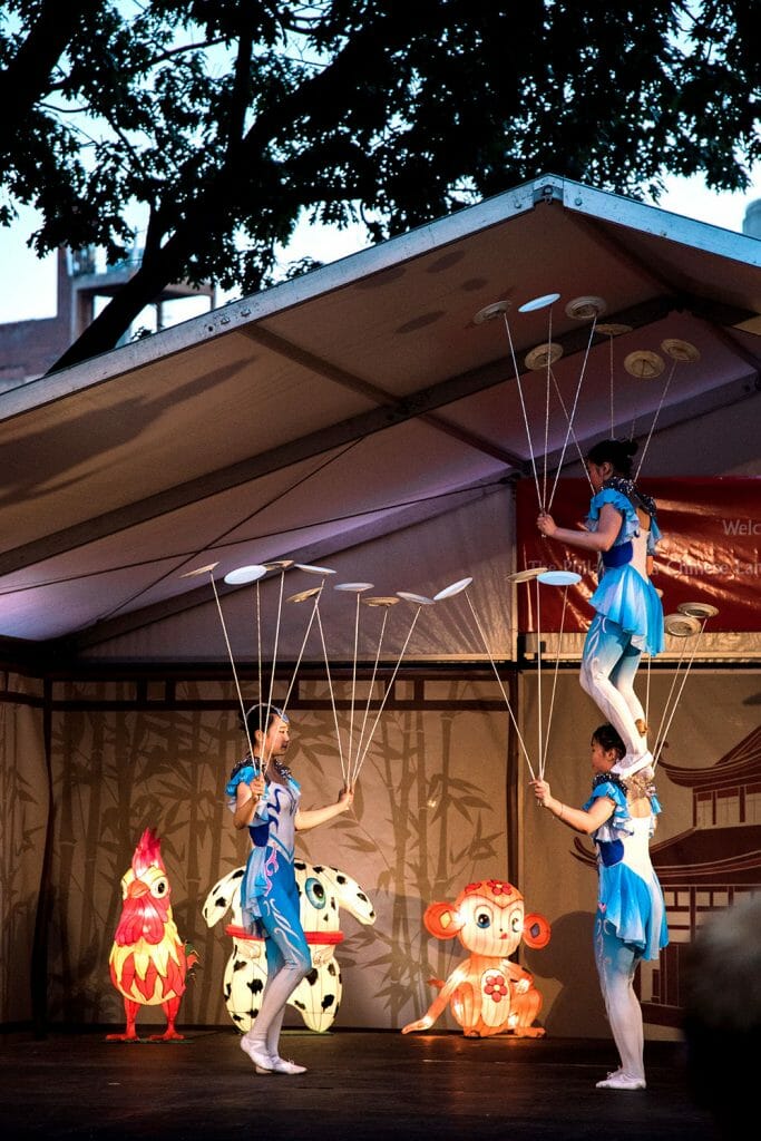 Chinese acrobat performance 