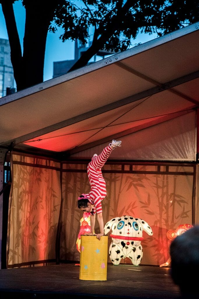 Chinese acrobat performers