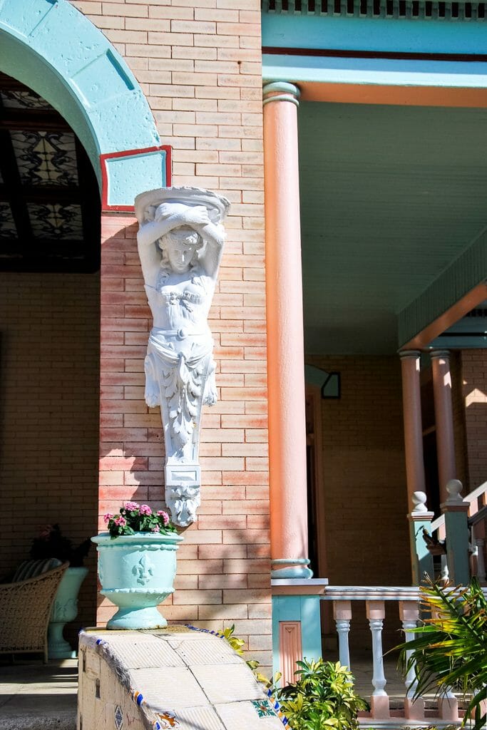 Greek statue on Florida house