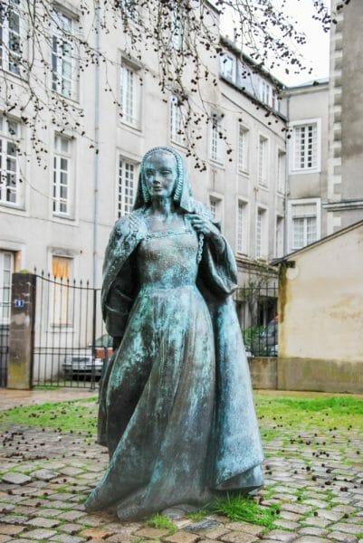 Statue of a woman in Nantes
